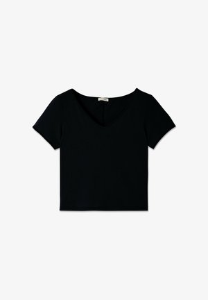 Melna īsām piedurknēm blūze, kas izgatavota no mīkstas auduma, ar V veida kakla izgriezumu un īsu dizainu, bez redzamām rakstu vai rotājumiem.