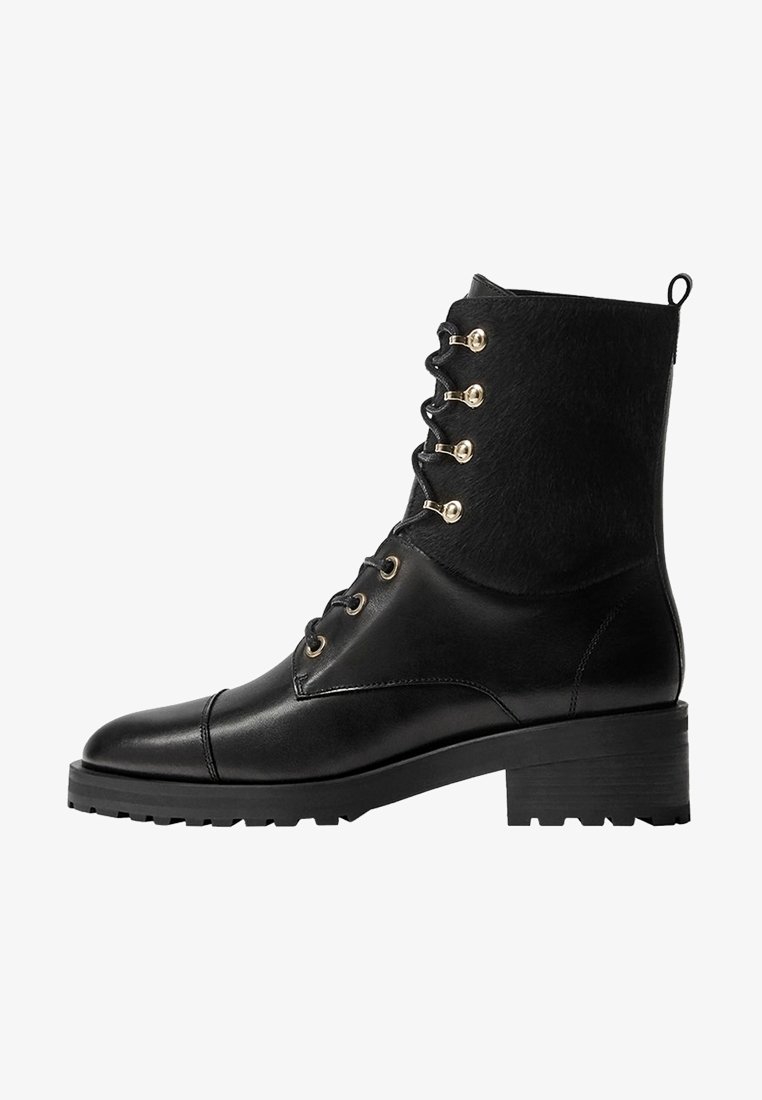 Bottine noire en cuir avec talon bloc, devant à lacets avec œillets dorés et partie supérieure texturée avec languette à l'arrière.