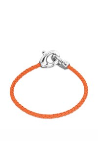 Pulsera trenzada de cuero naranja con un cierre de tono plateado. La textura es lisa con un diseño plano y un patrón de tejido visible.