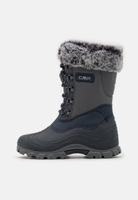Botte d'hiver noire avec bord en fausse fourrure grise, tige en textile, semelle en caoutchouc et design à lacets. Présente le logo CMP sur le côté.