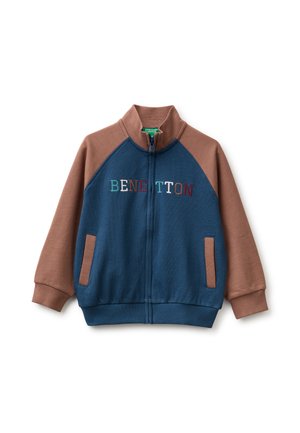 Chaqueta con cremallera para niño con mangas marrones y cuerpo azul, con texto multicolor "BENETTON" en el pecho y los bolsillos frontales.