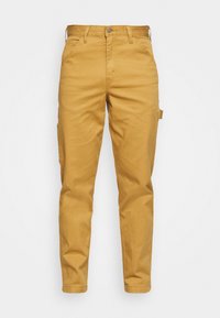 Pantalones cargo de algodón en color mostaza, con un corte slim, cinco bolsillos y un bolsillo cargo lateral. Textura suave con un estilo clásico.