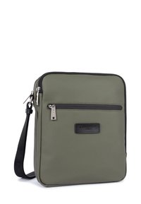 Borsa a tracolla sintetica verde oliva con tasca con zip, accenti neri, superficie liscia e tracolla regolabile. Presenta un'etichetta con il marchio.