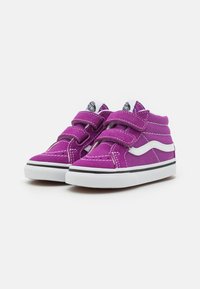 Lila Wildleder Sneakers im High-Top-Design mit weißen Nähten und Klettverschlüssen, ausgestattet mit einem weißen Seitenstreifen und einer schwarzen Gummisohle.