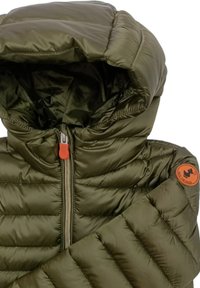 Giacca puffer verde oliva con cappuccio, dotata di una zip centrale con un tirante rosso e un patch con logo sulla spalla sinistra.