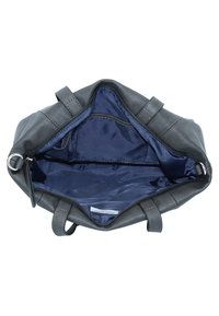 Graue Ledertasche mit einem tiefblauen Satin-Innenraum, ausgestattet mit zwei Trägern, einem Reißverschlussfach und einer kleinen Tasche.