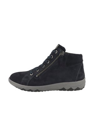 Bottines en daim navy foncé avec semelle en caoutchouc grise. Les caractéristiques incluent des lacets ajustables, une fermeture éclair latérale et des détails texturés sur la semelle.