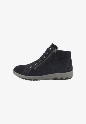 Botas de tobillo de ante en azul marino oscuro con suela de goma gris. Sus características incluyen cordones ajustables, cremallera lateral y un detalle texturizado en la suela.