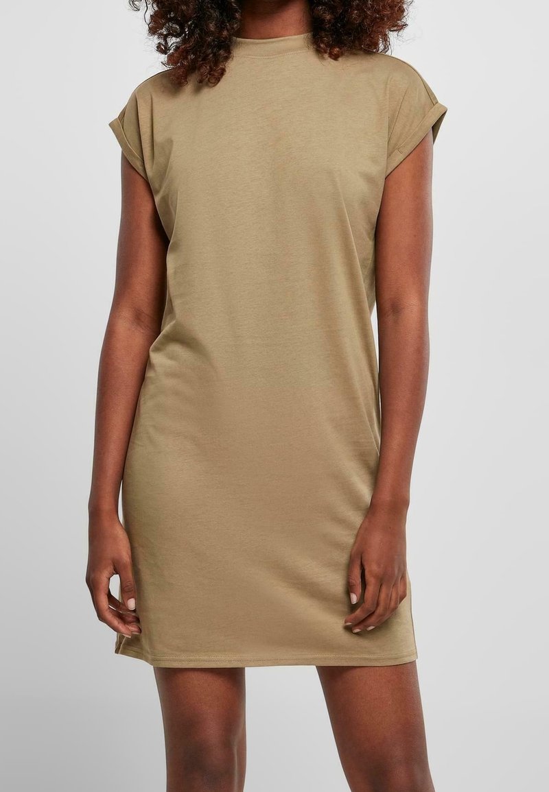 Sukienka T-shirt w kolorze khaki, krótki rękaw z podwijanymi mankietami, wykonana z miękkiego materiału. Prosty fason, dopasowany kształt i długość do kolan.
