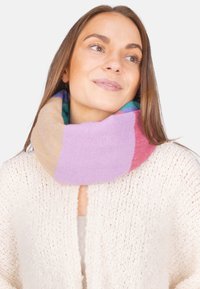Écharpe col tricotée multicolore présentant des teintes de lavande, de rose et de turquoise. Texture douce avec un design arrondi, parfaite pour la chaleur.