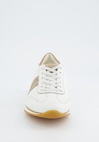 Basket en cuir blanc avec des accents beige, lacets plats, bout rond et semelle en caoutchouc. Présente un design cousu sur le côté.