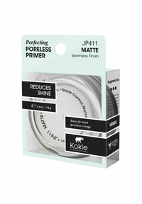 Genomskinlig plastförpackning som innehåller en rund, silver matt primer. Framsidan har svart och vit text som anger glanskontroll och vegansk produkt.