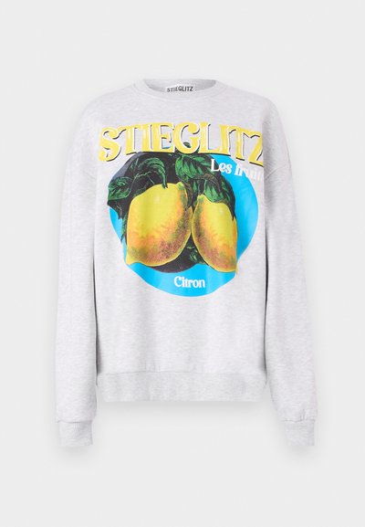 Grå hettegenser med en fargerik grafikk av to mangoer på en blå bakgrunn, med teksten "STIEGLITZ Les fruits Citron" i gult.