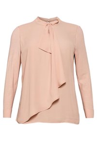 Långärmad blus i blushfärg med hög hals och en rosett vid kragen. Har en svävande, asymmetrisk fåll.