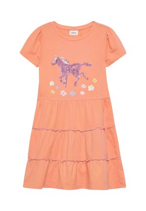 Pfirsichfarbenes Kurzarmkleid mit gestuftem Rock, lila Paillettenpferd und kleinen bestickten Blumen auf dem vorderen Oberteil.