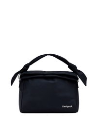 Borsa nera in nylon con parte superiore piegata e manici decorati da nodi. Caratterizzata da una cerniera metallica e dal nome del marchio "Desigual" in bianco.