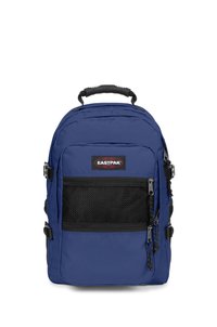 Blå ryggsäck med en svart meshfickafram, justerbara remmar och ett handtag upptill. Har dragkedjeslutningar och en logopatch.