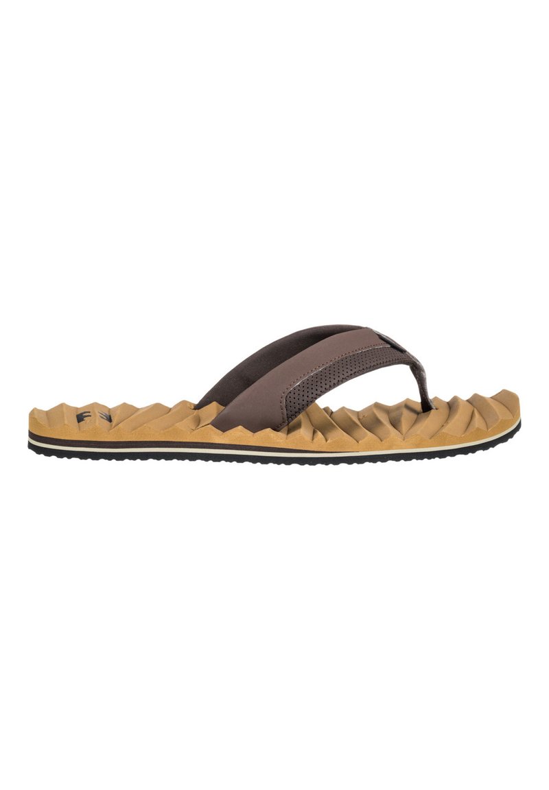 Tongs marron avec une semelle en caoutchouc texturé au design en zigzag, et une sangle en tissu brun foncé avec des perforations pour une meilleure respirabilité.