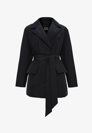 Schwarzer leichter Mantel mit tailliertem Schnitt, Reverskragen, vorderen Taschen und glatter Textur. Sauberes, modernes Design mit maßgeschneiderter Passform.