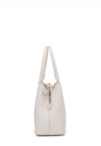 Borsa in pelle grigia chiara con design a punta, doppi manici e chiusura con zip dorata. Texture liscia con decorazioni minime.