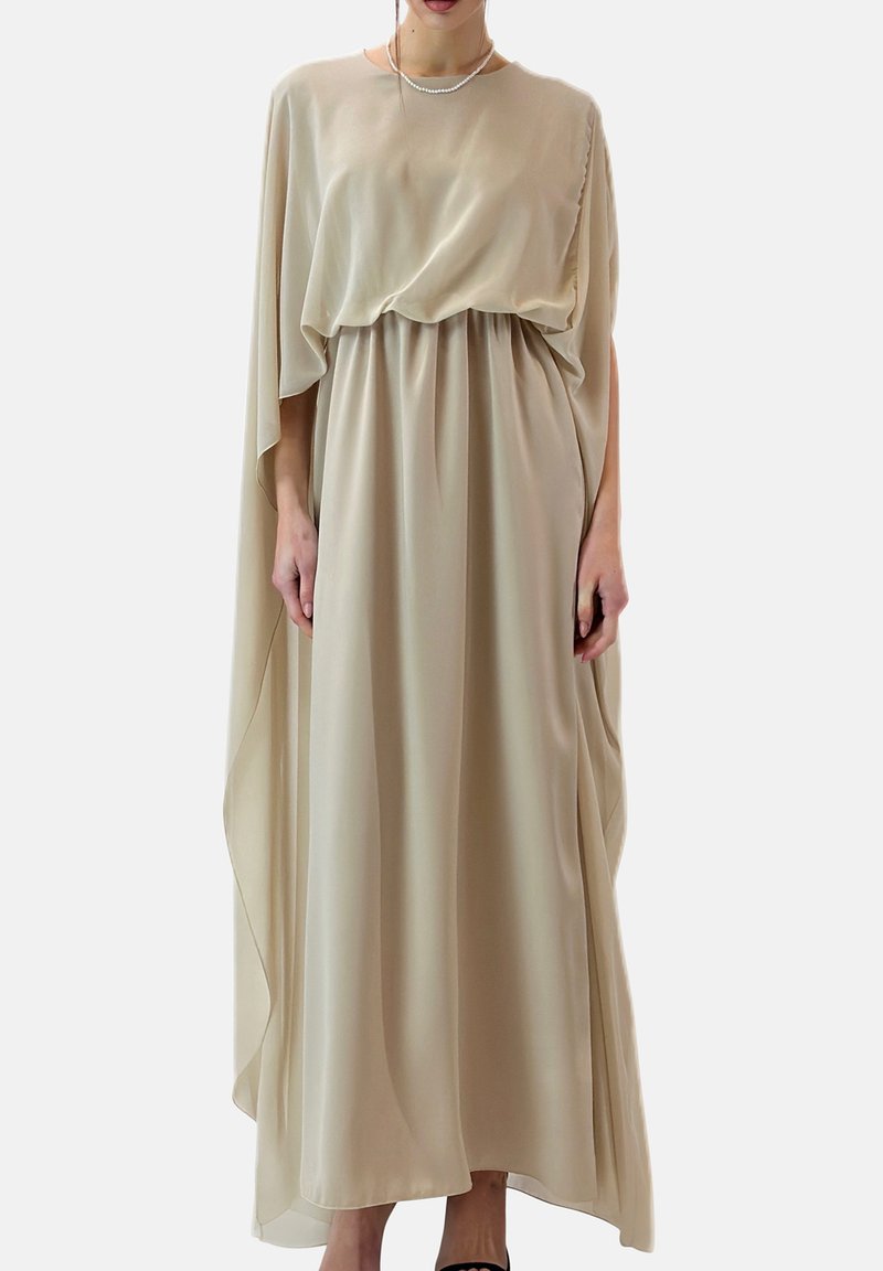 Beige, jurk tot op de grond met een vloeiende silhouet, korte mouwen en een geplooide taille, gemaakt van lichtgewicht stof. Soepele textuur met subtiele plooien.
