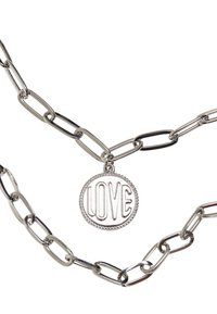 Collier en argent avec des maillons allongés et un pendentif circulaire gravé du mot "AMOUR", accentué de petits détails scintillants.