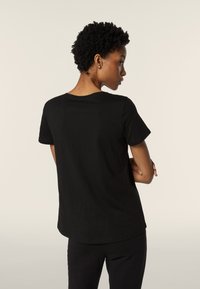 Freddy COMFORT FIT CON GRAFICA COMPOSTA DA STRASS - Camiseta deportiva - nero