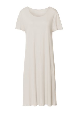 Beige, korte mouw jurk gemaakt van zachte stof, met een ronde halslijn en een losse pasvorm die net boven de knieën valt.