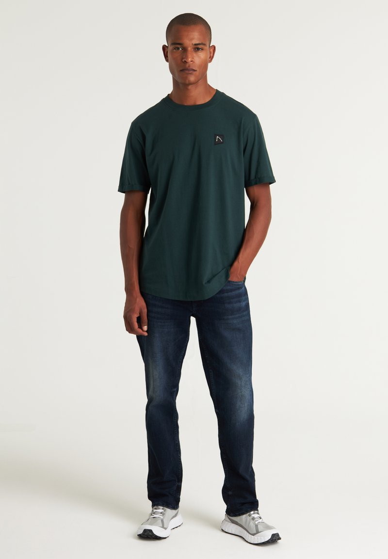 CHASIN’ T-shirt basic donkergroen