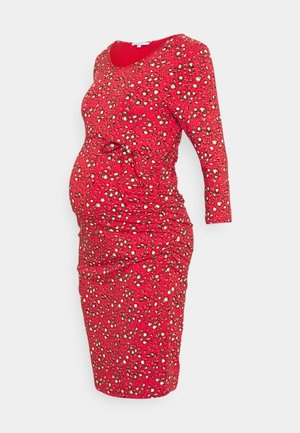 Czerwona sukienka ciążowa z długimi rękawami, marszczeniem po bokach i dopasowanym krojem, zdobiona wzorem w kwiaty i zwierzęta.