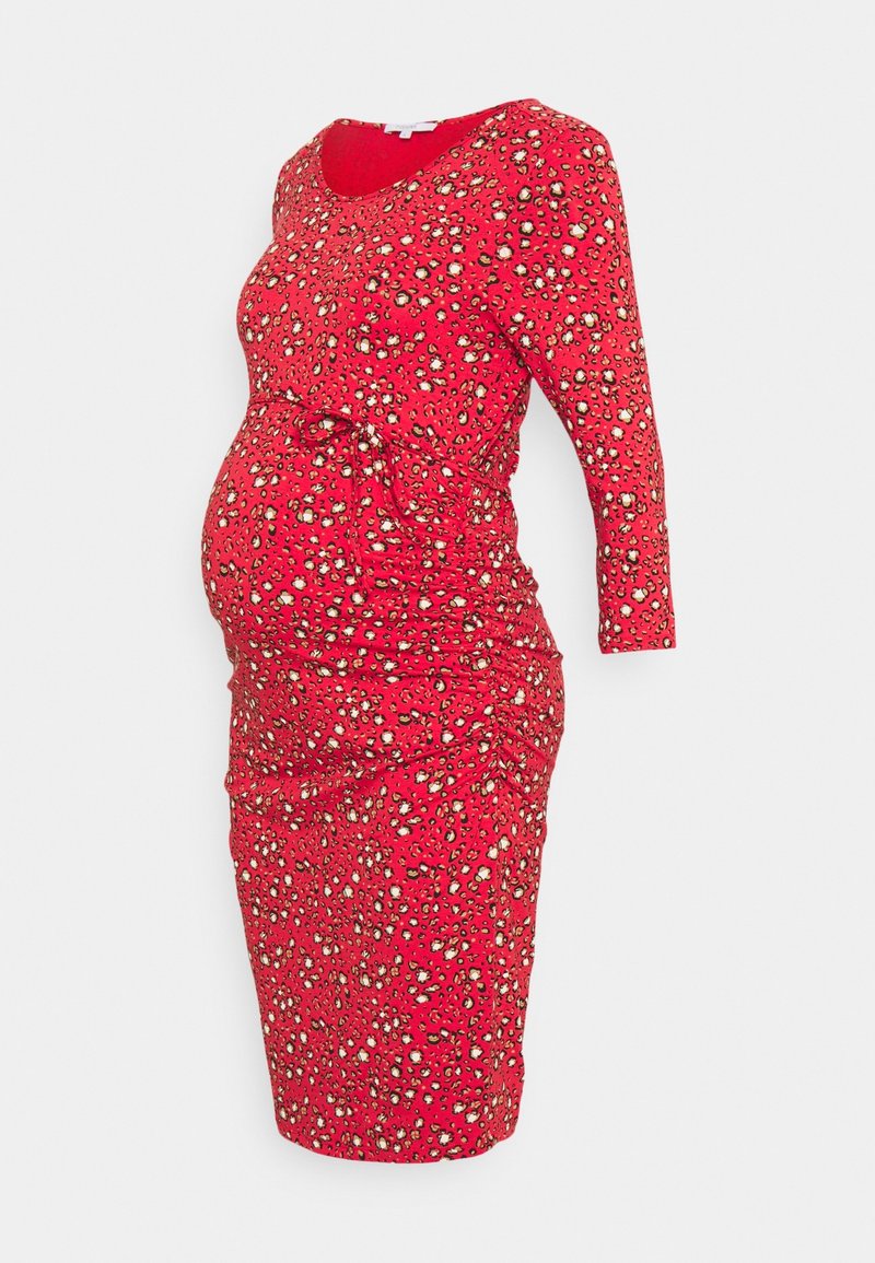 Czerwona sukienka ciążowa z długimi rękawami, marszczeniem po bokach i dopasowanym krojem, zdobiona wzorem w kwiaty i zwierzęta.