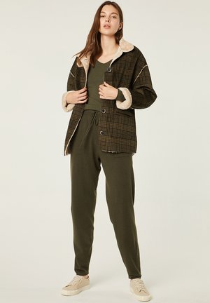 CON GOMA Y CORDÓN EN LA CINTUR - Pantalon de survêtement - olive