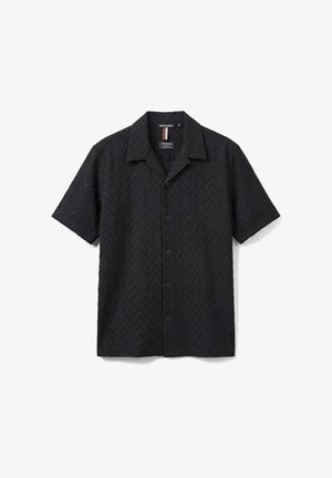 Camicia nera a maniche corte con bottoni e motivo zigzag sottile, colletto aperto, mostrata su sfondo bianco.