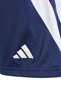 Jūras zils sporta šortus ar baltām diagonālām svītrām. Izcila balta Adidas logo. Gluda, viegla auduma tekstūra.