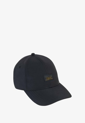 Zwarte pet van stof met een gebogen vizier, voorzien van een textuurpatch met de tekst "camel active" in gouden letters op de voorkant.