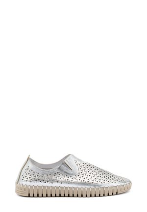Scarpe slip-on argento con design perforato, suola in gomma e accenti beige. La texture liscia e la forma della punta arrotondata ne migliorano la praticità.