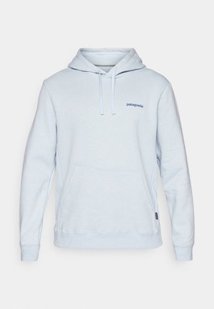 Svijetloplavi flis pulover s kapuljačom, prednjim džepom, elastičnom kapuljačom i malim Patagonia logotipom na prsima u tamnoplavom vezu.