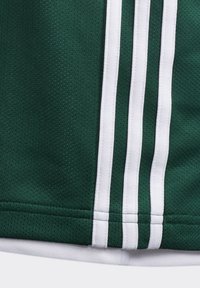 Camiseta deportiva verde con franjas blancas a los lados, hecha de un tejido texturizado y transpirable con un acabado suave.