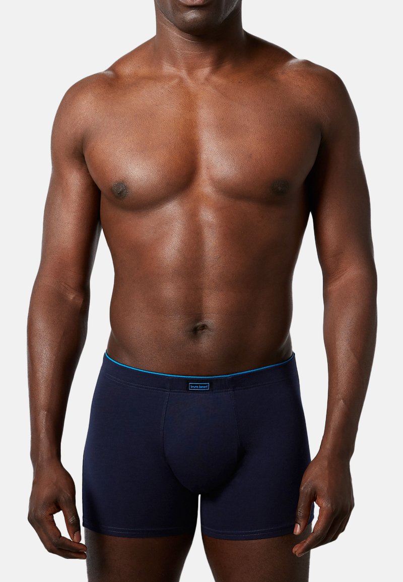 Boxer aderenti blu navy con cintura leggera blu a contrasto, realizzati in materiale morbido e elasticizzato senza motivi o dettagli visibili.