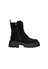 Botines de ante negro con suela de goma gruesa, cordones en la parte delantera, cierre lateral y lengüeta; cuenta con costuras reforzadas y un acabado texturizado.