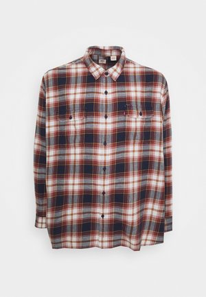 Rød, marineblå og hvid ternet skjorte med knapper; har to forlommer, en klassisk krave og lange ærmer lavet af en bomuldsblandingsstof.