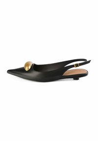 Crne kožne slingback balerinke s uskim vrhom, s zlatnim okruglim detaljem sprijeda i malom stražnjom trakom s kopčom.