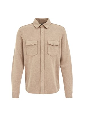 Beige langhangende shirt met een kraag, twee borstzakken en knoopsluiting. Gemaakt van zacht materiaal met een gladde textuur.