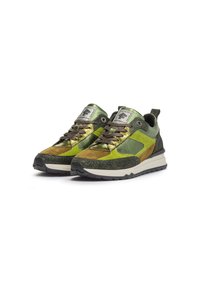 Sneaker verde e marrone con accenti metallici, parte superiore in tessuto testurizzato e suola robusta con un linguetta sul tallone.