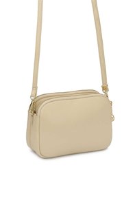 Béžová kožená kabelka cez rameno s uzáverom na zips, hladkou textúrou a nastaviteľným popruhom. Disponuje minimalistickým dizajnom a zlatými akcentmi.