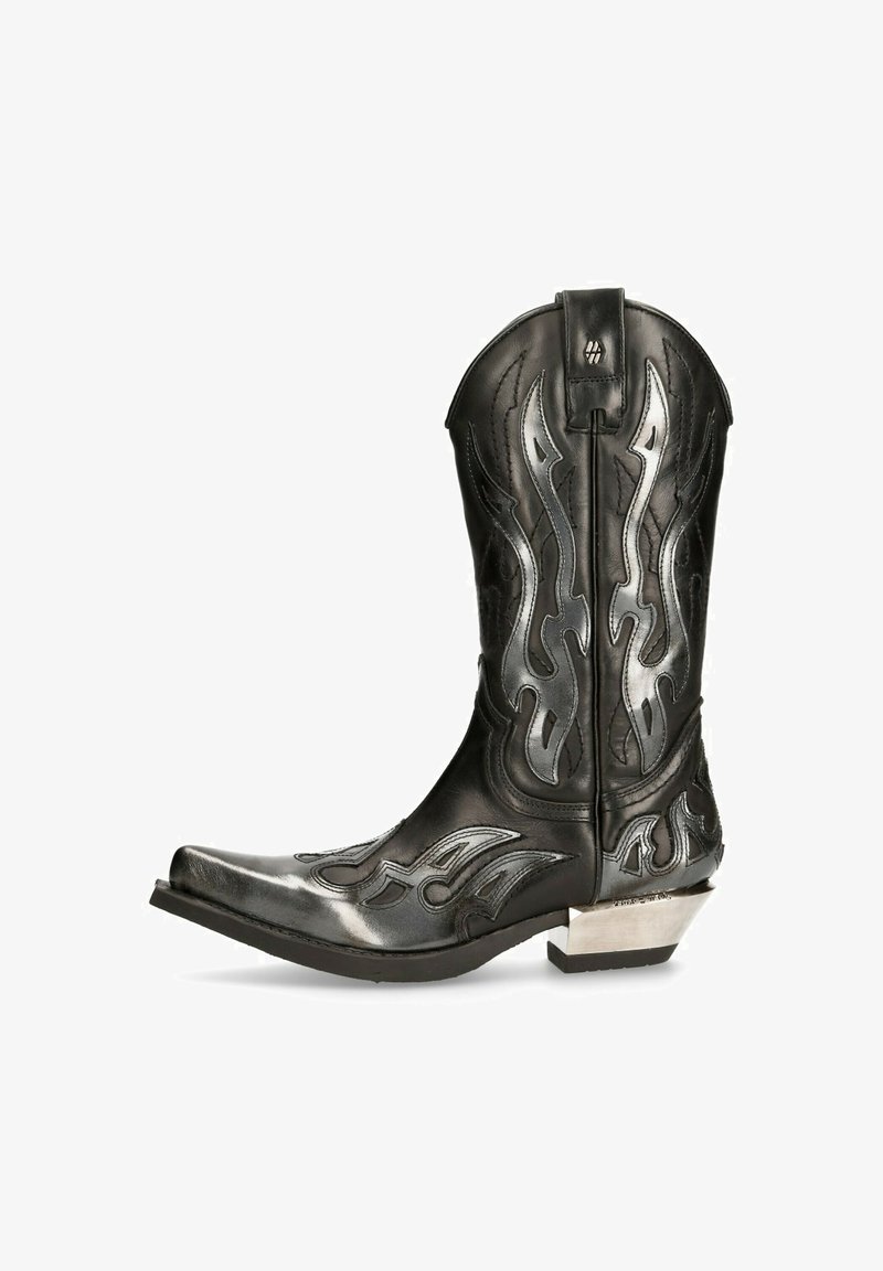Schwarze Leder-Cowboystiefel mit silbernen Flammenmustern, spitzer Spitze und einem niedrigen silbernen Absatz. Verfügt über Stickdetails und eine Ziehhilfe.
