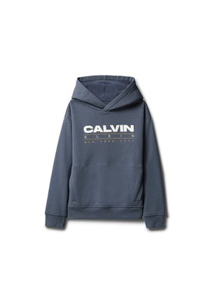 Granatowa bluza z kapturem, z przednią kieszenią kangura i nadrukiem "Calvin Klein New York City" w kolorze białym i żółtym na piersi.