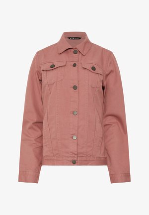 Dżinsowa kurtka w kolorze przygaszonego różu z długimi rękawami, zapinana na guziki z przodu, z dwoma kieszeniami na klatce piersiowej na patki i klasycznym kołnierzem.