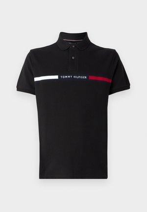 Musta polo paita, joka on valmistettu puuvillasta. Siinä on kahden napin kaulus, kontrastiväri valkoisia ja punaisia vaakasuoria raitoja sekä "TOMMY HILFIGER" -logo.