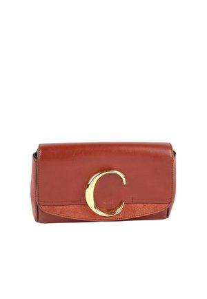 Brun læderclutch med en stor gylden "C" lås på frontklappen, der har glatte og ruskindspaneler.